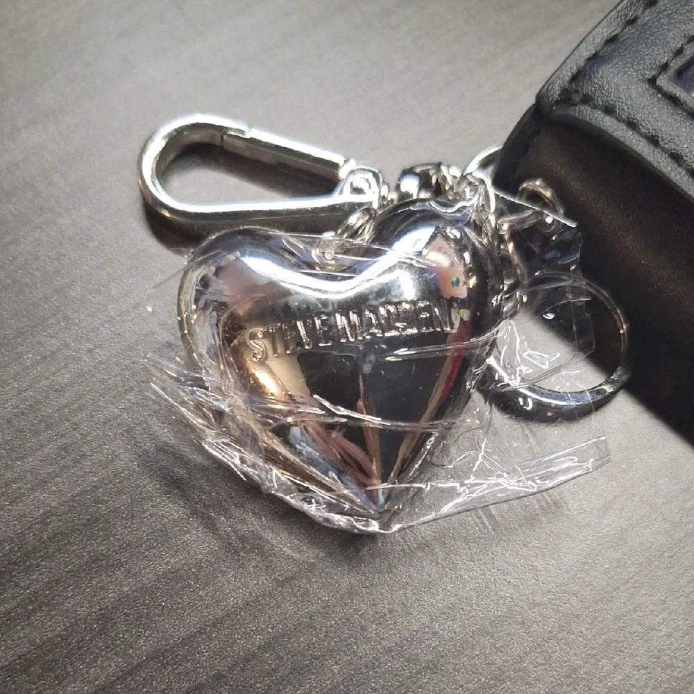 Steve Madden Black Card‎ Holder with Glittering Silver Heart Keychain